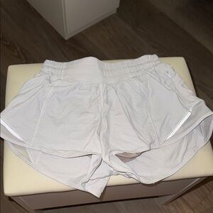 WORN lululemon hotty hot shorts white size 2; 2.5